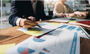 ¿Tienes una idea genial y quieres convertirla en un negocio exitoso? ¡Crea tu plan de negocios en 7 sencillos pasos! Te guiaremos desde la definición de tu idea hasta la proyección de tus finanzas. ¡Empieza a construir tu imperio empresarial hoy mismo!